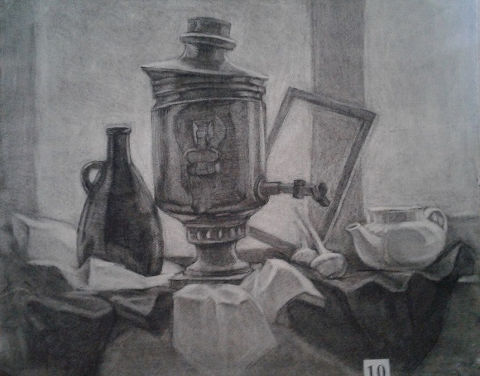 Аксютенко Мария Сергеевна, Кемеровский областной художественный колледж, рук. Курасова Виктория Валерьевна. Натюрморт с самоваром (тонированная бумага, уголь, соус)